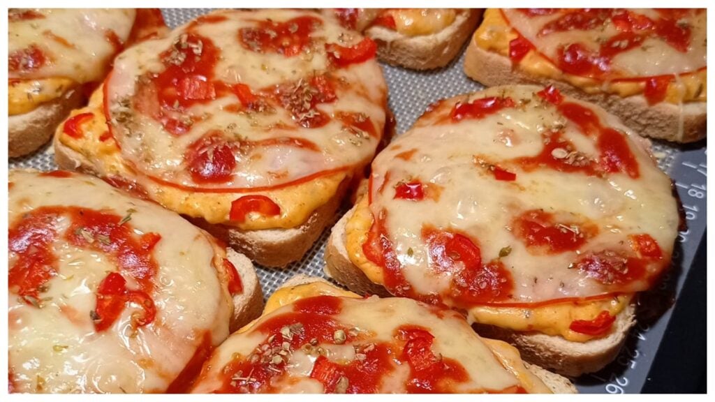 Máte doma toustový chléb? Vyzkoušejte z něj tyhle mini pizzy